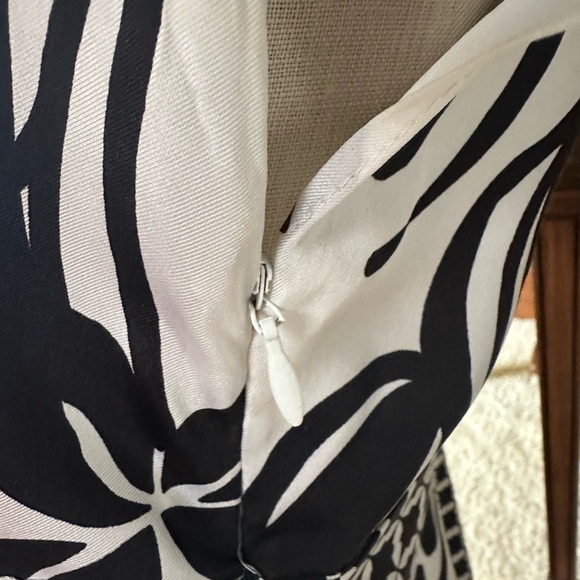 White House Black Market 100% Silk Blouse With Cap sleeves Black and White MED - Picture 7 of 9